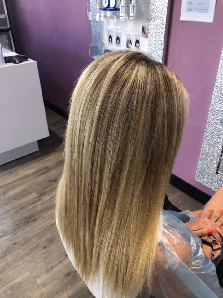 Blond aux racines foncées et aux pointes jaunies, avant l'éclaircissement