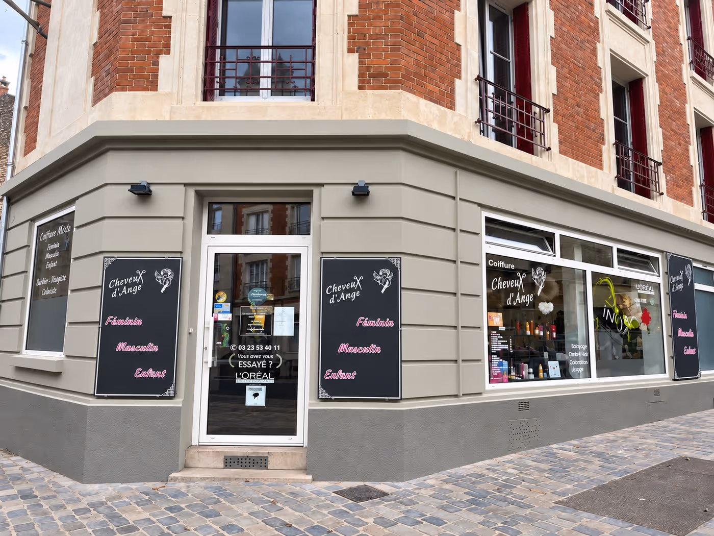 Devanture vert-de-gris du salon Cheveux d'Ange, à l'angle du 9 rue Saint-Quentin à Soissons
